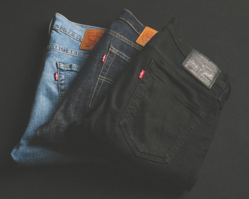 Detalle de una prenda de denim, fotografía de referencia